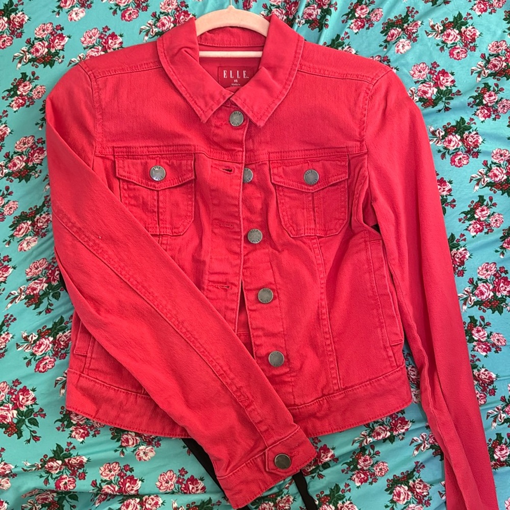 Throwback look with this women's ELLE denim jacket. Lightweight denim WORN ONCE